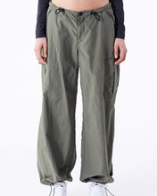 Load image into Gallery viewer, Dr. Denim Women's Hale Cargo Pant in Thyme