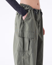 Load image into Gallery viewer, Dr. Denim Women's Hale Cargo Pant in Thyme