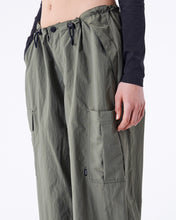 Load image into Gallery viewer, Dr. Denim Women's Hale Cargo Pant in Thyme