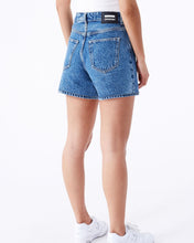 Load image into Gallery viewer, Dr. Denim Women&#39;s Nora Shorts in Stream Mid Retro
