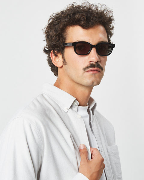 close up view of the Minimum Men's Charming Shirt in Light Grey on a model posing in sunglasses