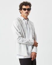 Load image into Gallery viewer, the Minimum Men's Charming Shirt in Light Grey on a model posing with his hand on his elbow