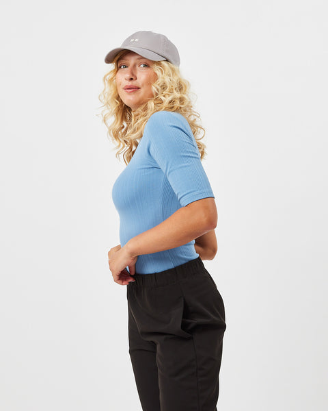 side view of the Minimum Women's Lahnsa Tee in Quiet Harbor on a model