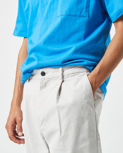 close up of the pleated front of the Minimum Men's Bertils Pant in Vapor Blue