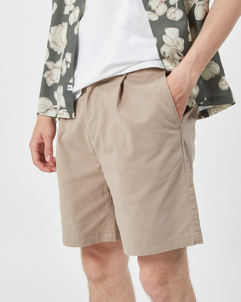 close up of the Minimum Men's Bratto Pant in Greige on a model posing with his hand in his pocket