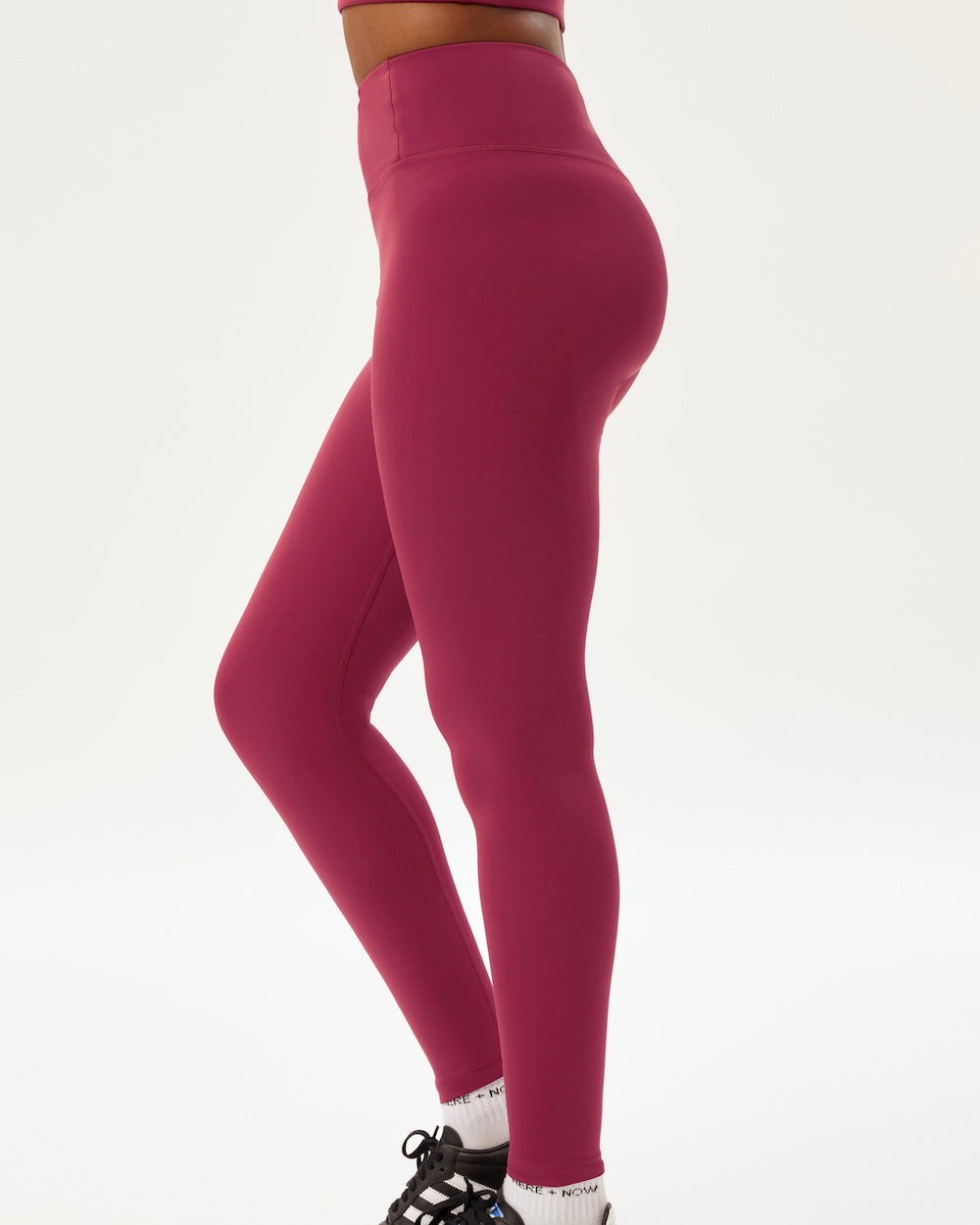 close up of the side of the Girlfriend Collective Ultralight Legging in Rhododendron on a model