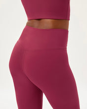 Load image into Gallery viewer, close up of the back of the Girlfriend Collective Ultralight Legging in Rhododendron on a model