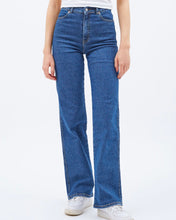Load image into Gallery viewer, close up front view of the Dr. Denim Women's Moxy Jean in Cape Dark Plain on a model