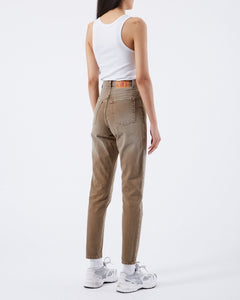 back angled view of model wearing the Dr. Denim Women's Nora Jean in Washed Nougat with sneakers and a white rib tank top