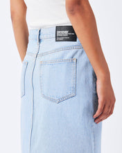 Load image into Gallery viewer, Dr. Denim Women&#39;s Myra Midi Skirt in Stream Lt Retro
