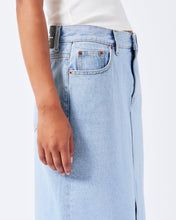 Load image into Gallery viewer, Dr. Denim Women&#39;s Myra Midi Skirt in Stream Lt Retro
