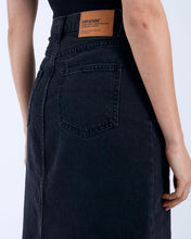 Load image into Gallery viewer, Dr. Denim Women&#39;s Myra Midi Skirt in Black Used
