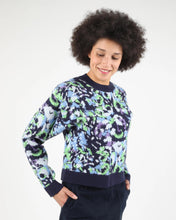 Load image into Gallery viewer, Wemoto Women&#39;s Micah Sweater in Navy
