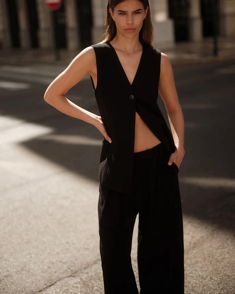 Minimum Women's Davida Vest in Black