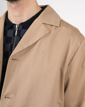 Load image into Gallery viewer, a close up of the collar and shoulder of the Wemoto Men&#39;s Ethan Jacket in Khaki on a model
