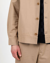 Load image into Gallery viewer, a close up of the button placket and sleeve of the Wemoto Men&#39;s Ethan Jacket in Khaki on a model
