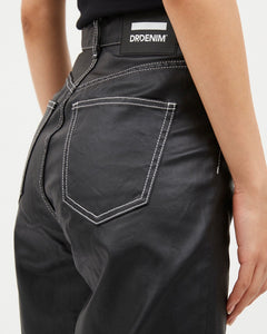 close up of the back pocket details on the Dr. Denim Women's Echo Jean in Black Coat Contrast on a model