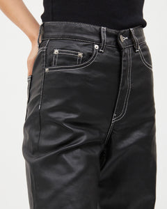 close up of the front details on the Dr. Denim Women's Echo Jean in Black Coat Contrast on a model