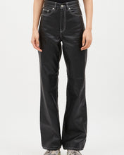 Load image into Gallery viewer, close up of the front view of the Dr. Denim Women&#39;s Echo Jean in Black Coat Contrast on a model posing against a neutral background
