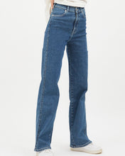 Load image into Gallery viewer, close up front view of the Dr. Denim Women&#39;s Moxy Jean in Cape on a model standing in front of a neutral background
