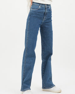 close up front view of the Dr. Denim Women's Moxy Jean in Cape on a model standing in front of a neutral background