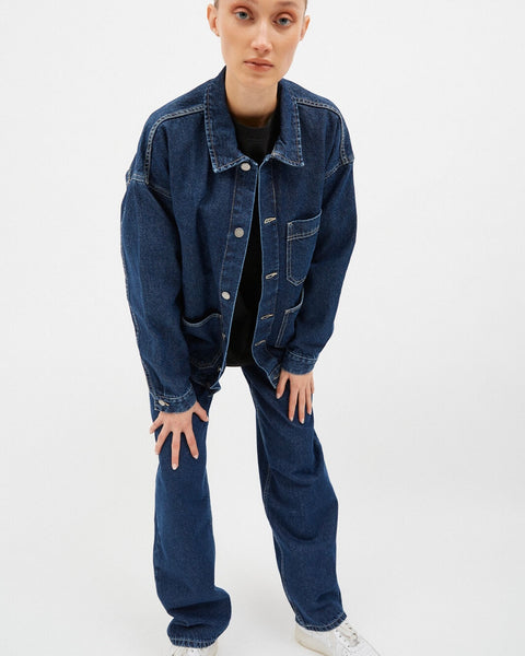 the Dr. Denim Women's Faye Jean in Pebble on a model posing with her hands on her thighs leaning into the camera