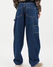 Load image into Gallery viewer, close up of the back of the Dr. Denim Women&#39;s Faye Jean in Pebble on a model
