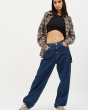 Load image into Gallery viewer, the Dr. Denim Women&#39;s Faye Jean in Pebble on a model posing with both hands in her front pockets
