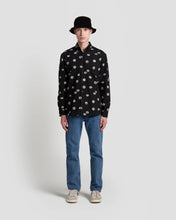 Load image into Gallery viewer, Poplin &amp; Co Men&#39;s Printed Shirt in Daisies
