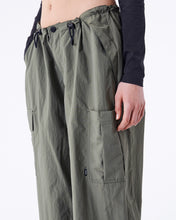 Load image into Gallery viewer, Dr. Denim Women&#39;s Hale Cargo Pant in Thyme
