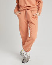 Load image into Gallery viewer, Richer Poorer Women&#39;s Recycled Fleece Sweatpant in Clay
