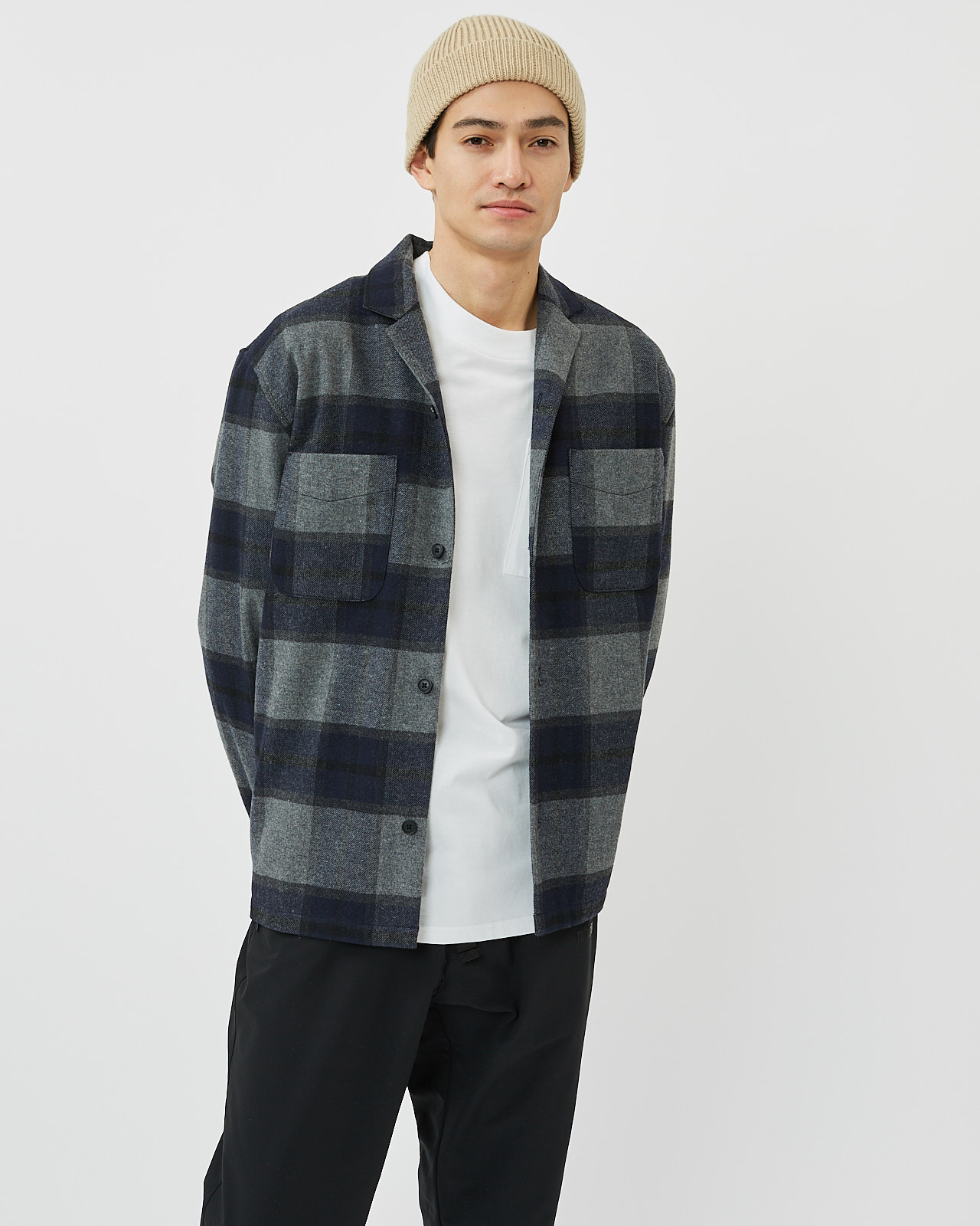 Minimum Men's Laurel Overshirt in Grey Melange worn over a white tee paired with black pants and a beige beanie