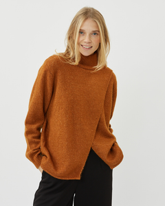 front view of a model wearing the Minimum Women's Meline Sweater in Roasted Pecan standing with her hands in her pockets