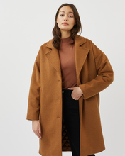 Load image into Gallery viewer, model posing with her hand in her jean pocket wearing the Minimum Women&#39;s Gutha Jacket in Roasted Pecan unbuttoned over a turtleneck
