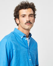 Load image into Gallery viewer, close up of the Minimum Men&#39;s Jay Shirt in French Blue on a model
