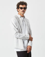 Load image into Gallery viewer, the Minimum Men&#39;s Charming Shirt in Light Grey on a model posing with his hand on his elbow
