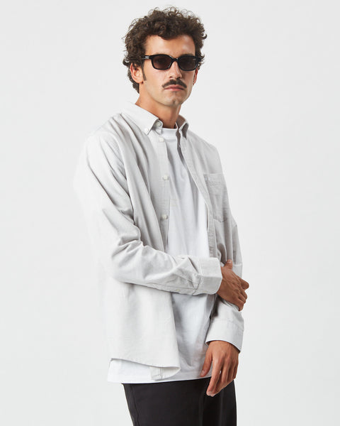 the Minimum Men's Charming Shirt in Light Grey on a model posing with his hand on his elbow