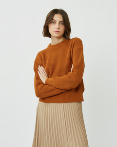 Minimum Women's Mikala Jumper in Roasted Pecan on model posing with her arms crossed 