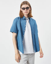 Load image into Gallery viewer, the Minimum Men&#39;s Eric Shirt in Faded Denim on a model

