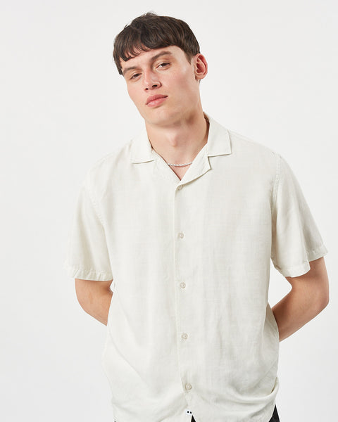 close up of the Minimum Men's Jole Shirt in White Asparagus on a model posing with his hands behind his back