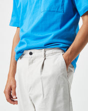 Load image into Gallery viewer, close up of the pleated front of the Minimum Men&#39;s Bertils Pant in Vapor Blue

