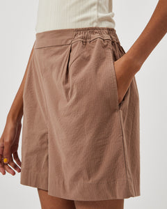 close up of the pocket on the Minimum Women's Frankila Shorts in Brownie worn by a model