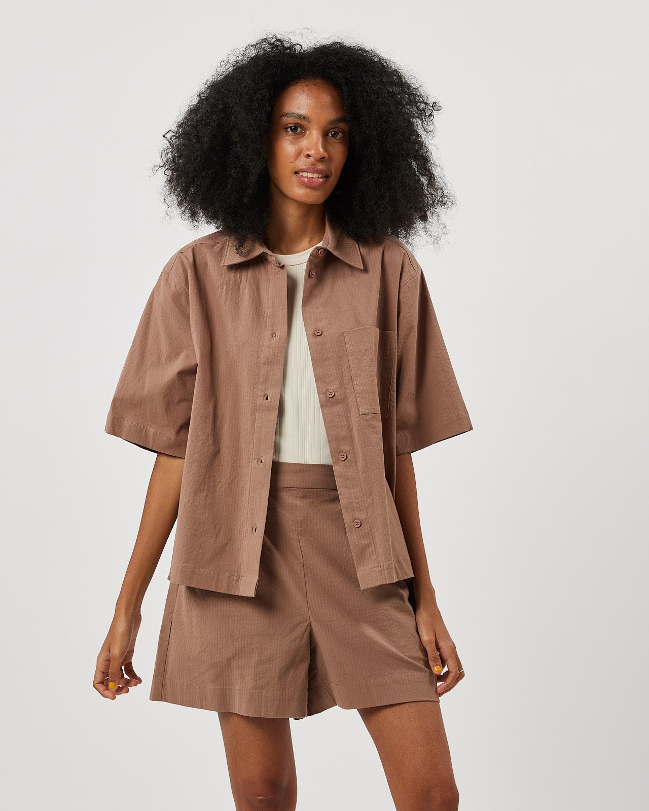the Minimum Women's Luinna Shirt in Brownie on a model standing looking into the camera