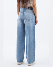 Load image into Gallery viewer, close up back view of the Dr. Denim Women&#39;s Hill Jean in Drift Light Blue on a model
