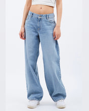 Load image into Gallery viewer, close up front view of the Dr. Denim Women&#39;s Hill Jean in Drift Light Blue on a model
