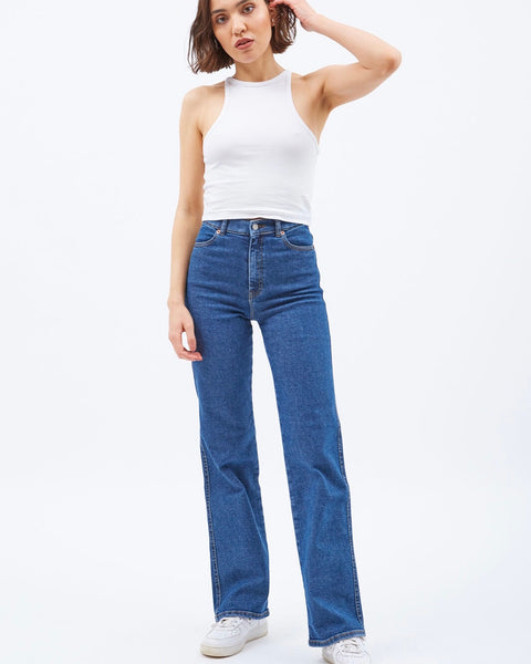 Dr. Denim Women's Moxy Jean in Cape Dark Plain on a model standing straight with one hand in her hair