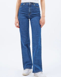 close up front view of the Dr. Denim Women's Moxy Jean in Cape Dark Plain on a model