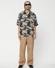 Load image into Gallery viewer, the Afends Men&#39;s Short Sleeve Jungle Shirt in Earth Camo on a model

