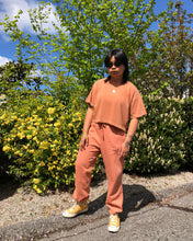 Load image into Gallery viewer, Richer Poorer Women&#39;s Recycled Fleece Sweatpant in Clay
