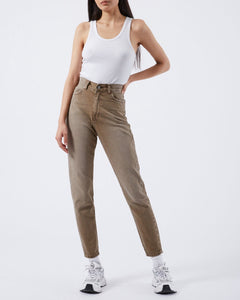 model posing with hand on hip wearing a white tank top and the Dr. Denim Women's Nora Jean in Washed Nougat with sneakers